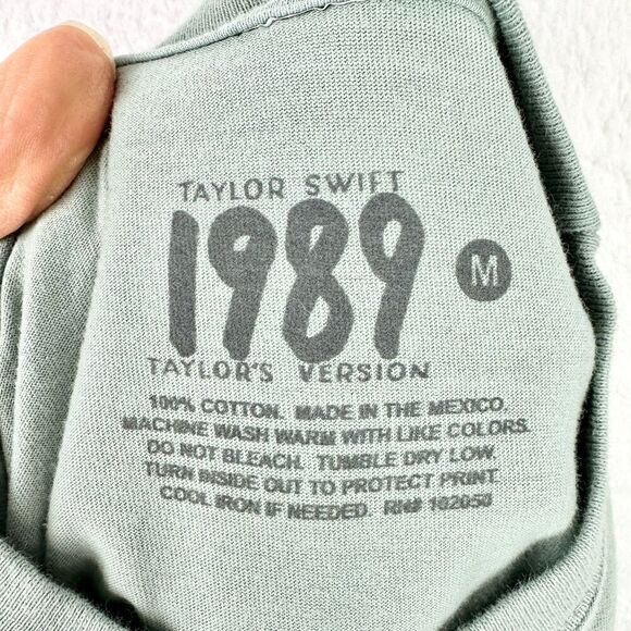 Taylor Swift 1989 Taylor's Version Photo Long Sleeve Tee Size Medium Green - Picture 4 of 4